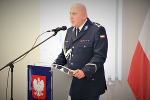 Na zdjęciu przemawiający przy mównicy Zastępca Komendanta Wojewódzkiego Policji w Katowicach.
