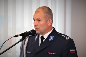 Na zdjęciu przemawiający nowy szef będzińskiej Policji.