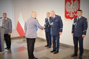 Na zdjęciu dowódca uroczystości melduje Zastępcy Komendanta Wojewódzkiego Policji w Katowicach o zakończeniu uroczystości.