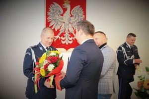 Na zdjęciu Starosta Będziński z Naczelnikiem Bezpieczeństwa z Powiatu Będzińskiego składają życzenia Nowemu Komendantowi.