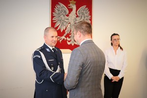 Na zdjęciu Zastępca Burmistrza Siewierza gratuluje Nowemu Komendantowi Powiatowemu Policji w Będzinie.
