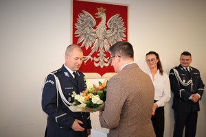 Na zdjęciu Wójt Gminy Psary składa życzenia Komendantowi Powiatowemu Policji w Będzinie.