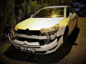 Na zdjęciu samochód z rozbitym zderzakiem.