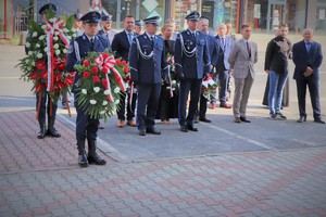 Na zdjęciu uczestnicy uroczystości pod pomnikiem przy będzińskiej komendzie.