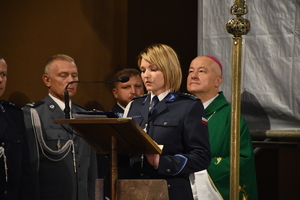 Na zdjęciu policjantka czytająca w kościele podczas Mszy Świętej.