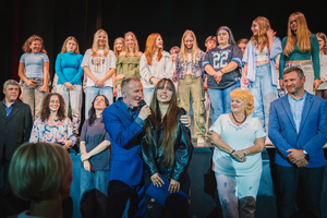 Zdjęcie grupowe ludzi biorących udział w teatralnym spektaklu.