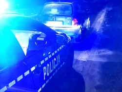 Na zdjęciu radiowóz policyjny i kontrolowany samochód