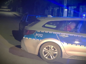Na zdjęciu zatrzymany przez policjantów mężczyzna w radiowozie policyjnym.