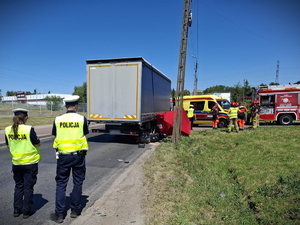 Zdjęcie na którym widzimy policjantów i ciężarówkę na drodze.