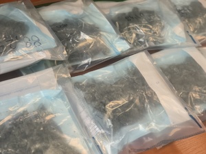 Na zdjęciu zabezpieczone przez policjantów narkotyki w workach.