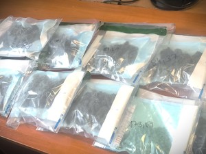 Na zdjęciu zabezpieczone przez policjantów narkotyki w workach