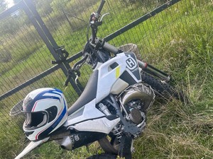 Na zdjęciu biało-niebieski motocykl.