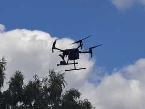 Na zdjęciu dron policyjny w powietrzu.