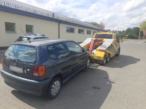 Na zdjęciu samochód volkswagen umieszczany na lawetę.