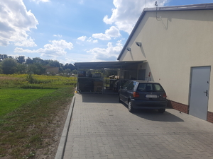 Na zdjęciu samochód zaparkowany przy sklepie.
