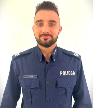 Na zdjęciu umundurowany policjant.