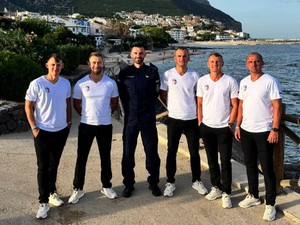 Na zdjęciu 6 mężczyzn podczas gali otwarcia na turnieju.