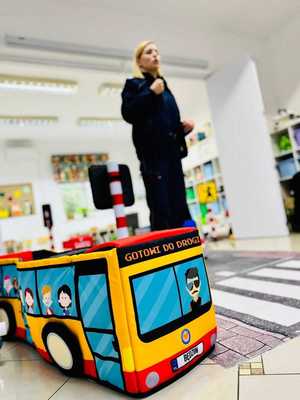 Na zdjęciu elementy mobilnego miasteczka drogowego oraz policjantka.