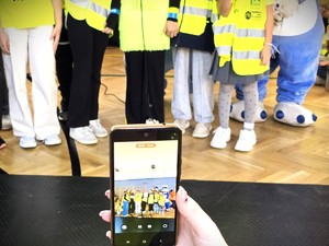 Na zdjęciu zbliżenie na telefon, który nagrywał dzieci podczas występu.