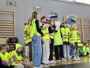 Na zdjęciu dzieci z maskotkami policyjnymi podczas występu.