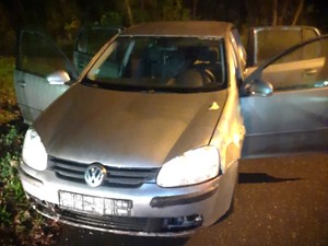 Na zdjęciu srebrny samochód volkswagen bez tablicy rejestracyjnej.