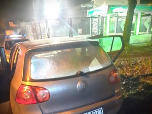 Na zdjęciu srebrny samochód, a za nim radiowóz policyjny