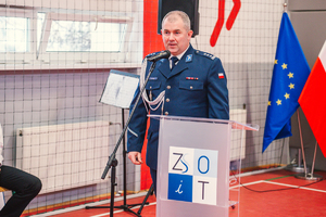 Zdjęcie, na którym przemawia Komendant Powiatowy Policji w Będzinie.