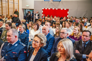 Zdjęcie grupowe publiczności podczas ślubowania uczniów.