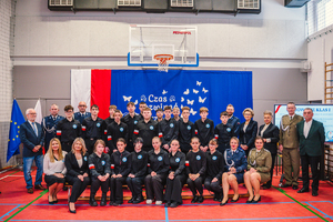 Zdjęcie grupowe na którym widzimy uczniów klasy mundurowej oraz zaproszonych gości, w tym przedstawicieli Policji i Straży Granicznej.