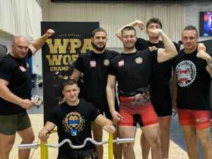 Na zdjęciu grupa siłaczy występujących na zawodach siłowych.