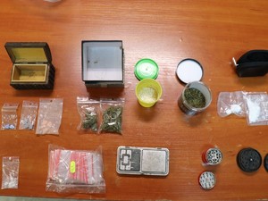 Na zdjęciu znajdują się poustawiane na stoliku różne narkotyki oraz różny sprzęt do narkotyków.
