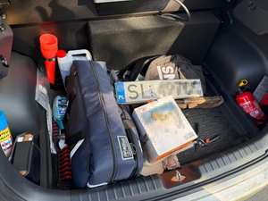 Na zdjęciu rzeczy w bagażniku samochodowym.