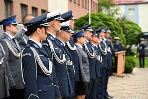 Na zdjęciu policjanci ustawieni w dwuszeregu przed Komendą Powiatową Policji w Będzinie.