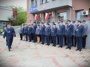 Zdjęcie grupowe policjantów przed Komendą Powiatową Policji w Będzinie podczas wyjścia komendantów.
