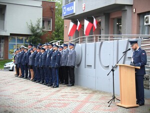 Zdjęcie grupowe będzińskich policjantów podczas uroczystości przed Komendą Powiatową Policji w Będzinie.