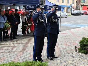 Na zdjęciu Komendant Powiatowy Policji w Będzinie oraz jego I Zastępca składają kwiaty pod pomnikiem i oddają honory.