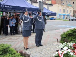 Przedstawiciele służby więziennej składają kwiaty pod pomnikiem, przed budynkiem komendy oraz oddają honory.