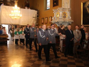 Na zdjęciu policjanci tworzący asystę liturgiczną podczas przejścia przez kościół.