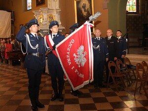 Na zdjęciu 3 policjantów Komendy Powiatowej Policji w Będzinie prezentuje sztandar jednostki w kościele.