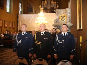 Na zdjęciu policjanci oraz księża przed  ołtarzem podczas odprawianej Mszy Świętej w kościele.