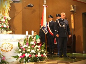 Na zdjęciu Komendant Powiatowy Policji w Będzinie podczas przemówienia w kościele.