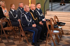 Na zdjęciu Komendanci Powiatowi Policji w Będzinie, komendant będzińskiej straży pożarnej oraz inni goście w kościele.