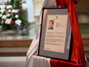 Zdjęcie przedstawia zbliżenie na ramkę, w której znajduje się zdjęcie świętej pamięci sierżanta Grzegorza Załogi i treść wspomnienia o nim.