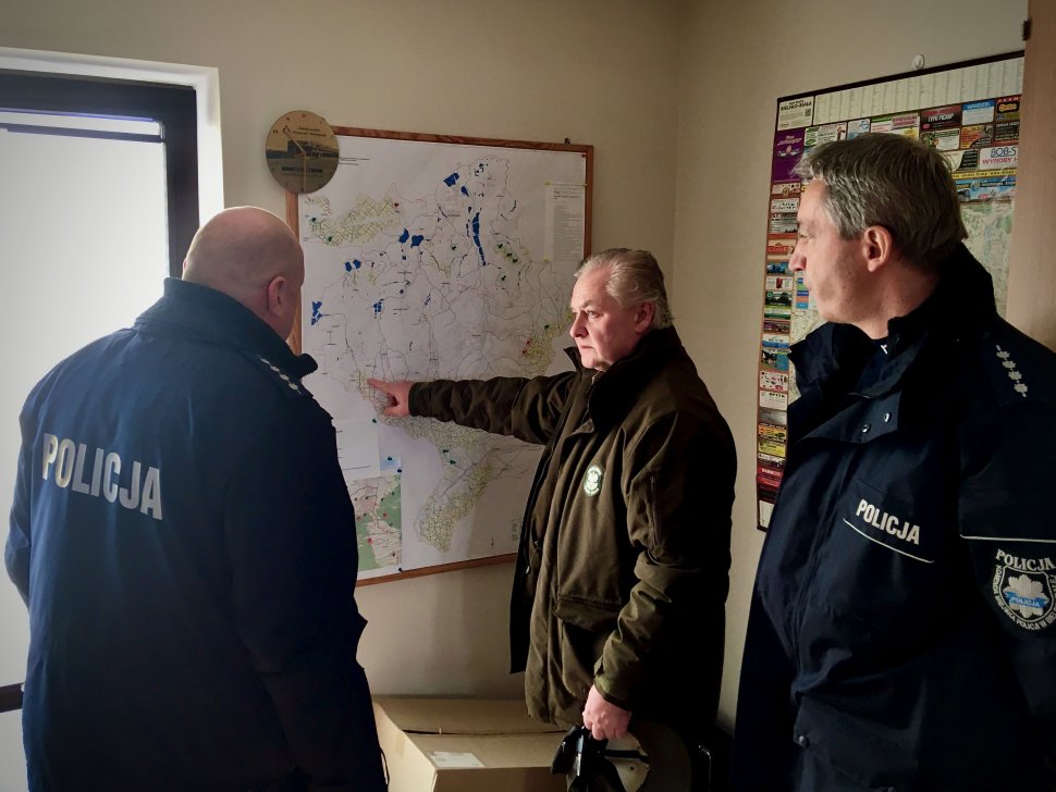 Strażnik Leśny pokazuje Policjantom miejsce na mapie
