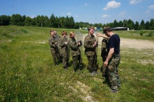 uczniowie ćwiczą działania zwarte policji