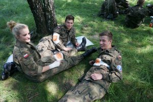 uczniowie podczas ćwiczeń udzielania pierwszej pomocy przedmedycznej