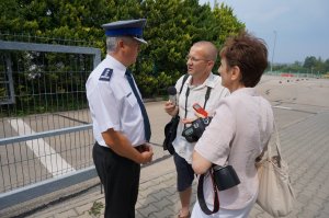 Insp. Dariusz Matusiak rozmawia z przedstawicielami mediów