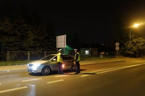 Policjant kontroluje kierujących za pomocą alco blow