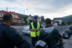 Policjant kontroluje motocyklistę w czasie akcji &quot;Stop brawurze&quot;