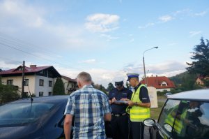 Policjant kontroluje kierującego citroenem